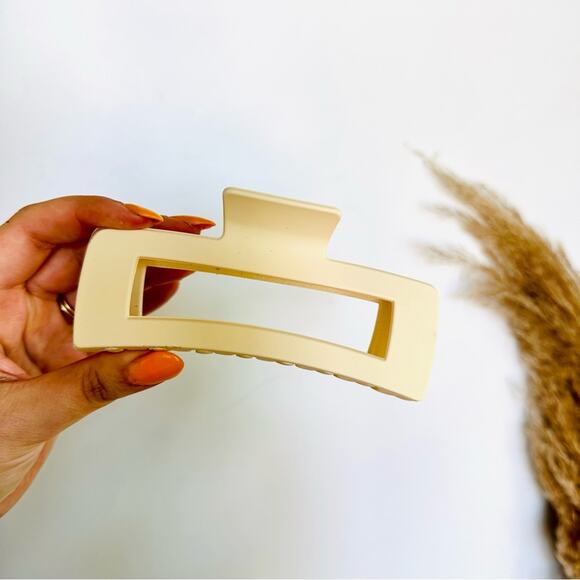 NEW ANTHROPOLOGIE Cream Jumbo XL Rectangular Open Matte Plastic Hair Claw Clip - Picture 1 of 7